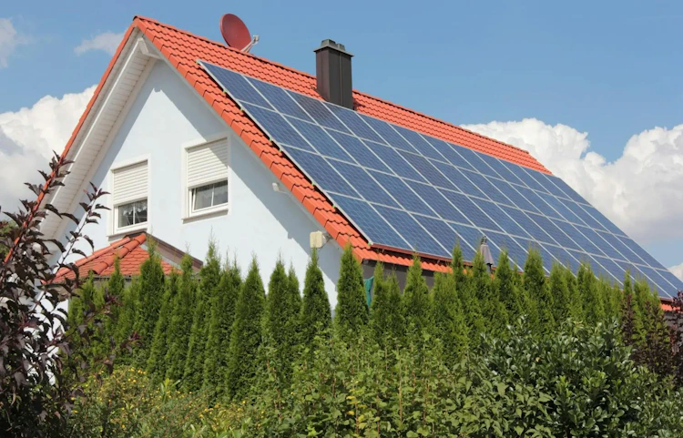 Maison individuelle avec panneaux solaires installés sur le toit