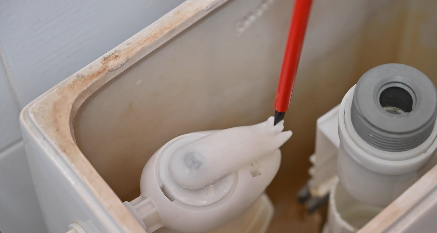 Intérieur d'un réservoir de chasse d'eau avec mécanisme de flotteur