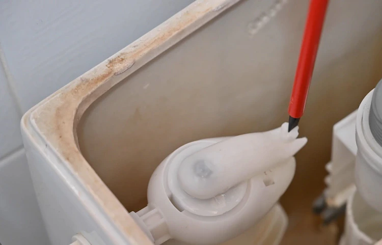 Intérieur d'un réservoir de chasse d'eau avec mécanisme de flotteur