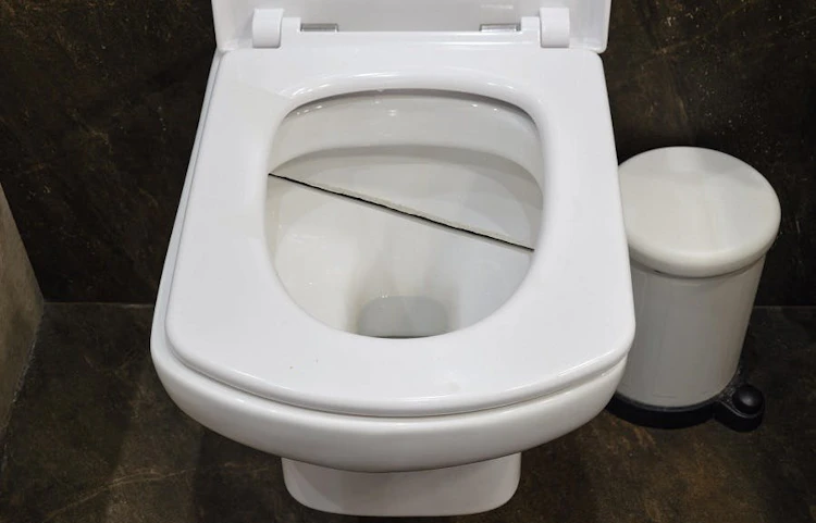 Cuvette de toilettes blanche vue de dessus dans une salle de bain