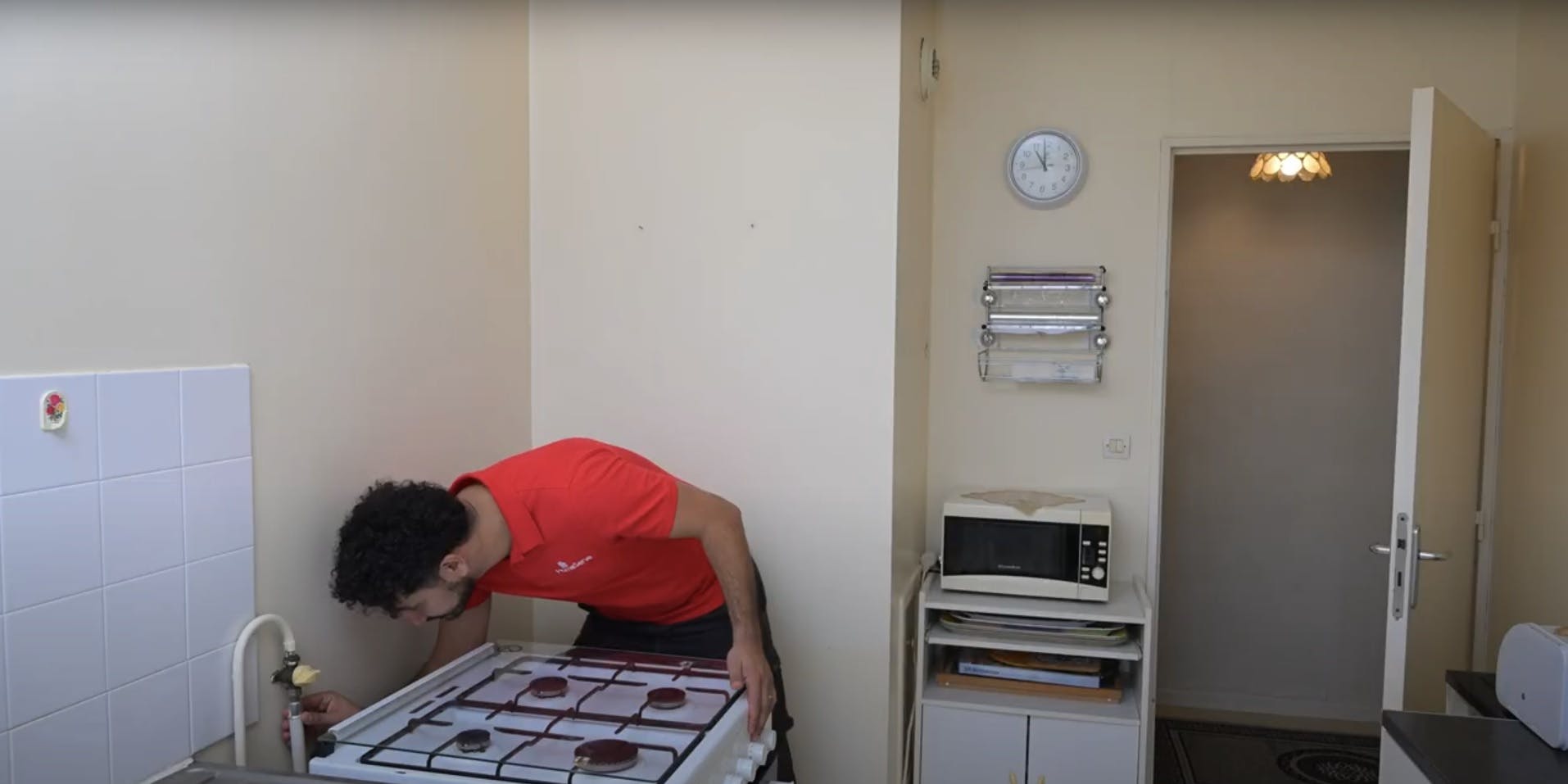 Homme installant des plaques de cuisson dans une cuisine