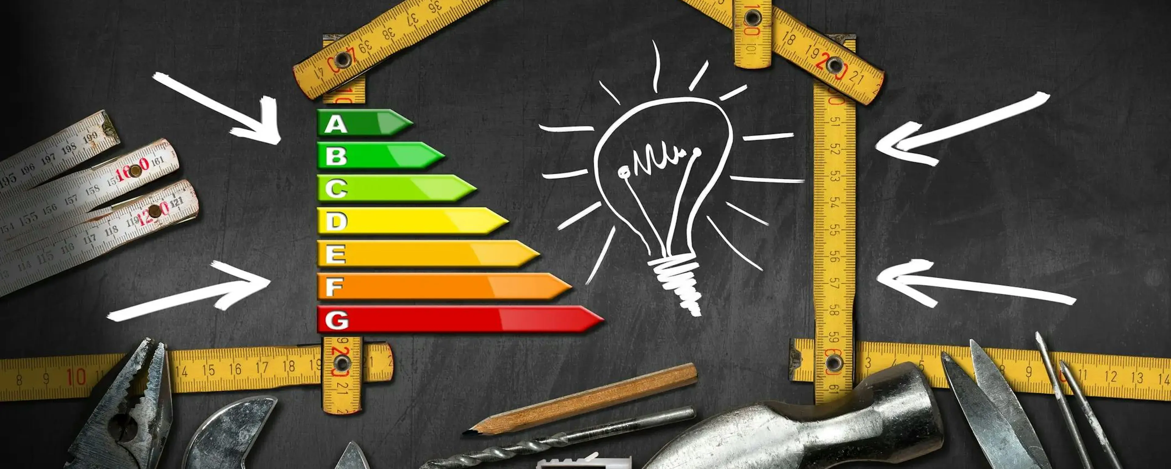 Maison en mètre pliant avec étiquette de performance énergétique DPE de A à G et ampoule dessinée, entourée d'outils de bricolage