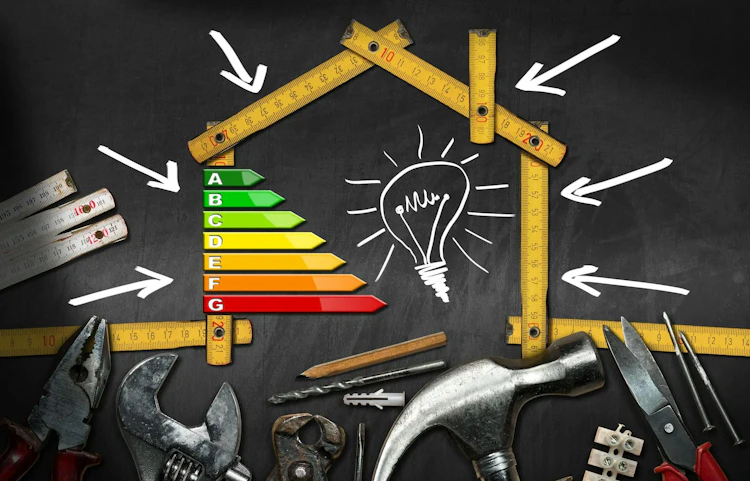 Maison en mètre pliant avec étiquette de performance énergétique DPE de A à G et ampoule dessinée, entourée d'outils de bricolage