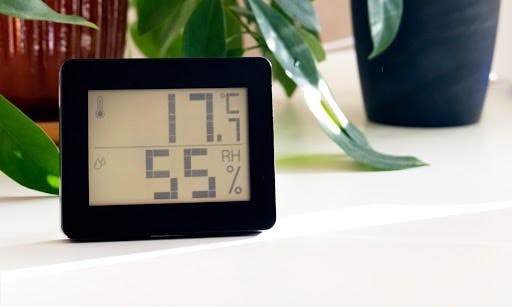 Thermomètre et hygromètre numérique affichant 17 degrés et 55 pourcent d'humidité