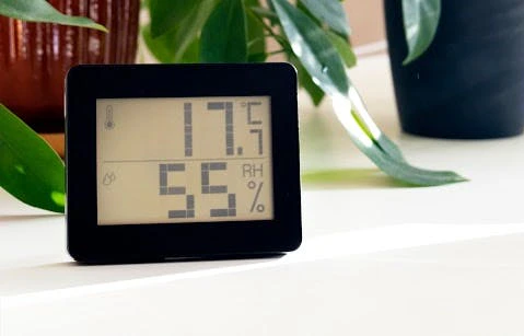 Thermomètre et hygromètre numérique affichant 17 degrés et 55 pourcent d'humidité