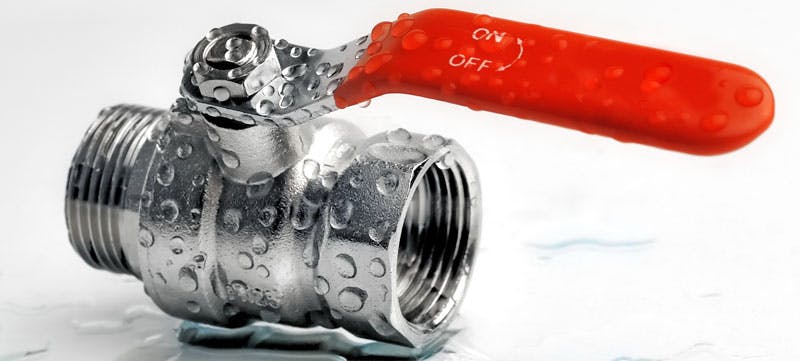 Robinet à boisseau sphérique chromé avec poignée rouge sur fond blanc