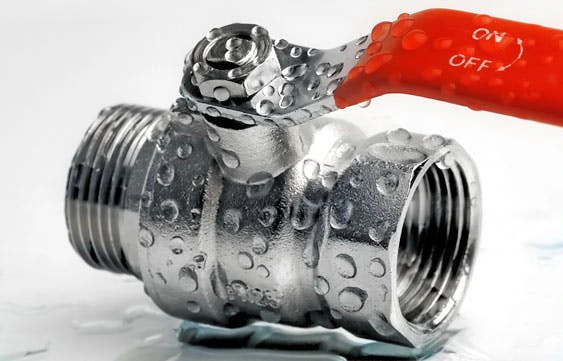 Robinet à boisseau sphérique chromé avec poignée rouge sur fond blanc