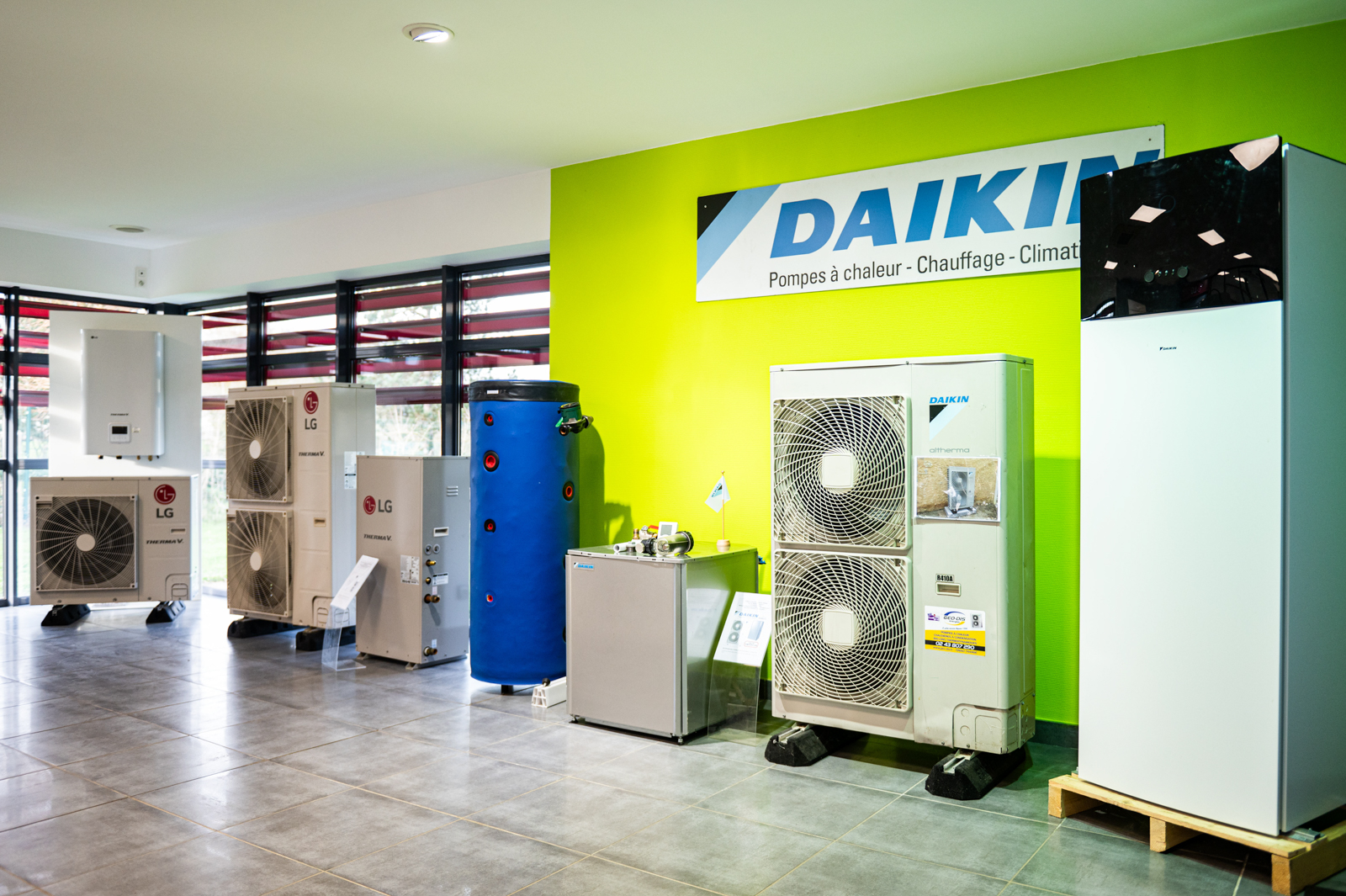 Pompes à chaleur Daikin en exposition dans un magasin de chauffage : unités extérieures et intérieures