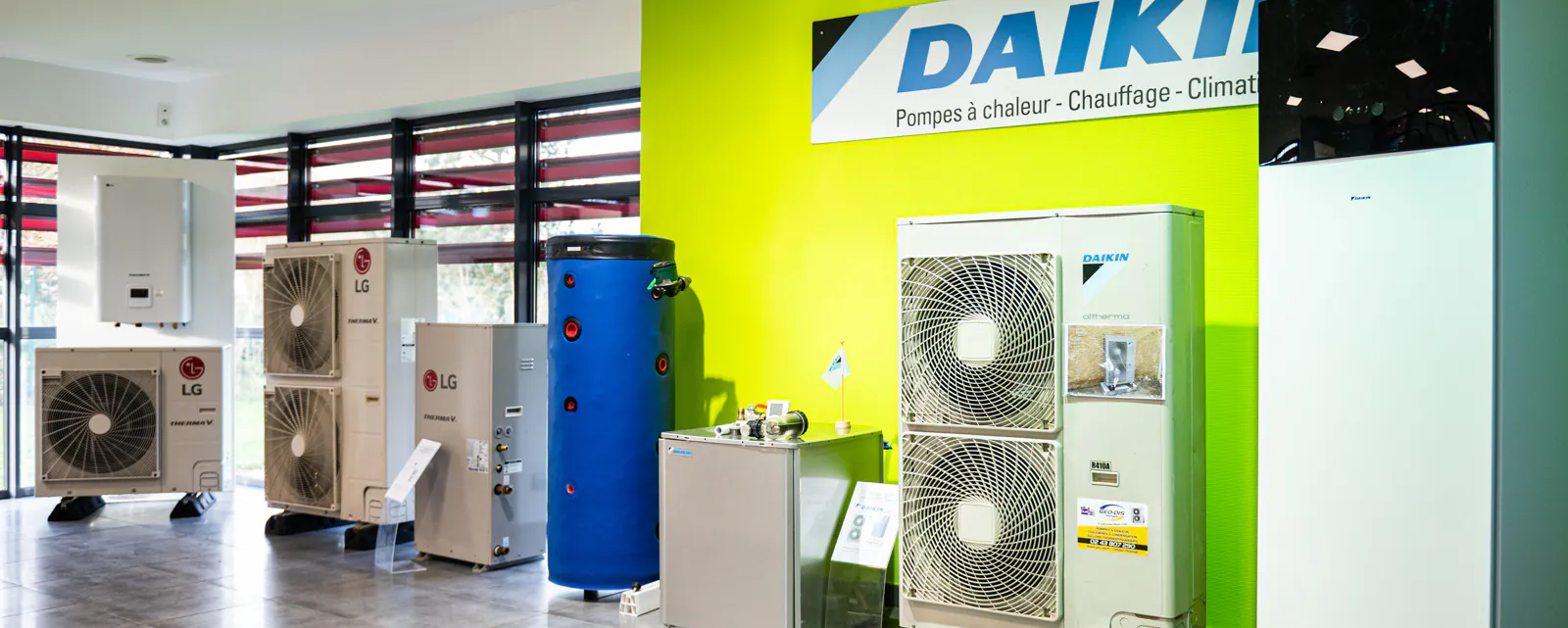 Pompes à chaleur Daikin en exposition dans un magasin de chauffage : unités extérieures et intérieures