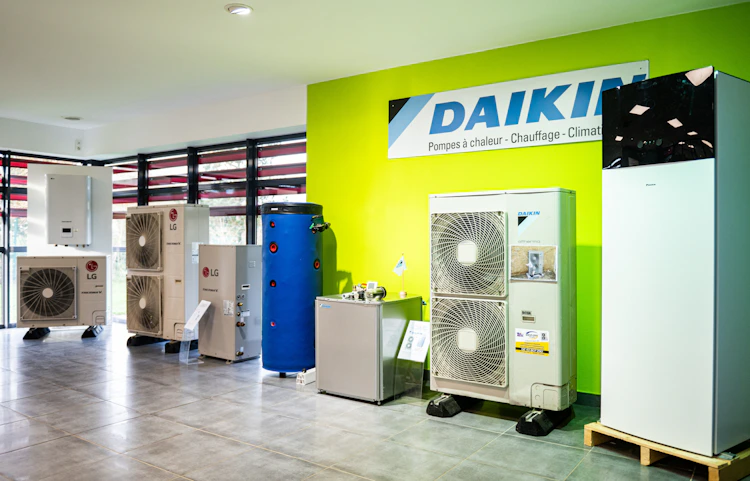 Pompes à chaleur Daikin en exposition dans un magasin de chauffage : unités extérieures et intérieures