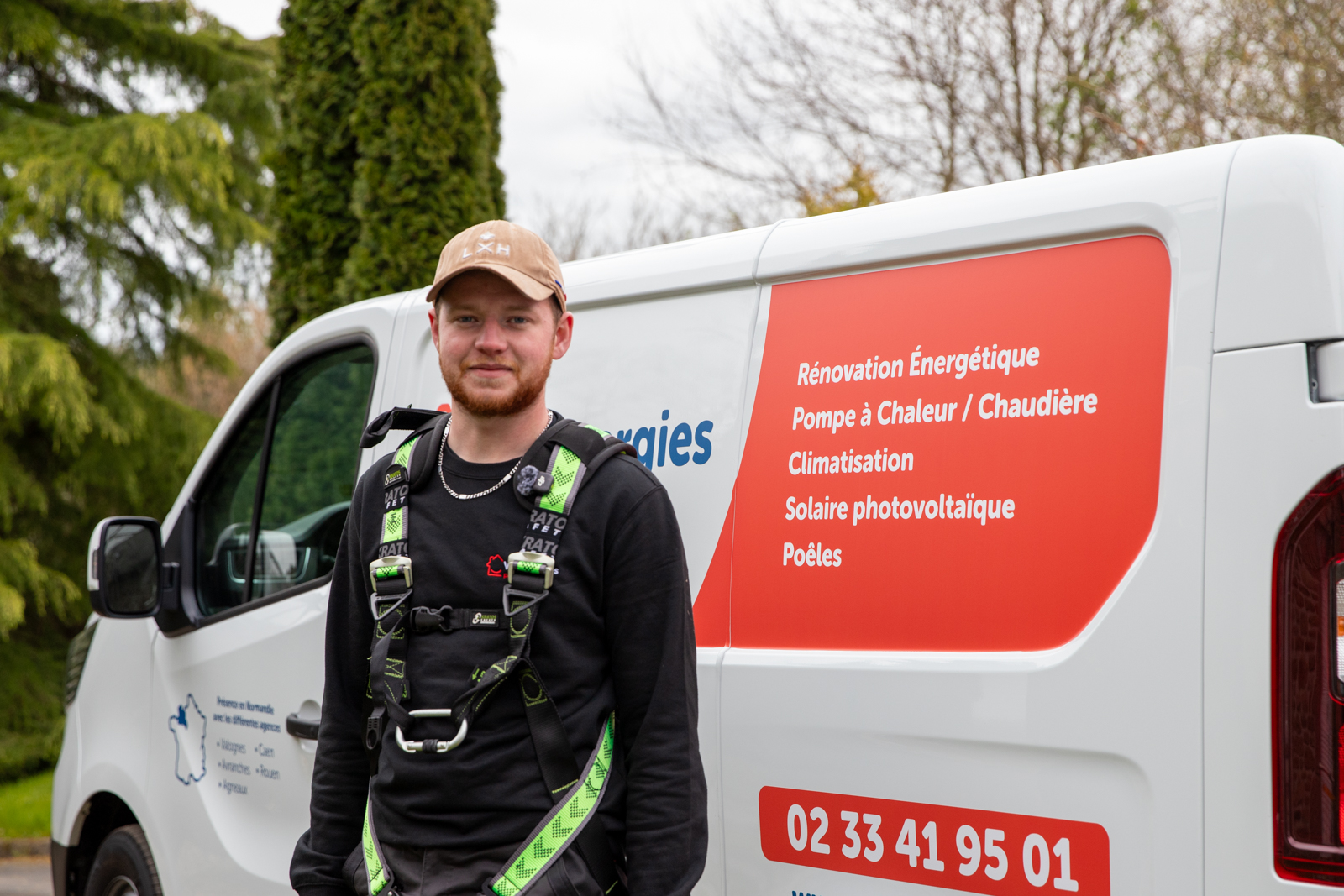 Chauffagistes et installateurs photovoltaïques HomeServe partout en France : technicien HomeServe en Normandie devant son camion