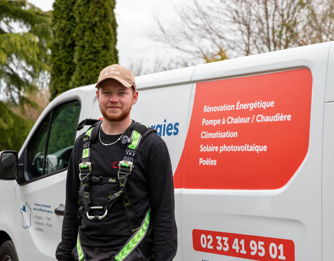 Chauffagistes et installateurs photovoltaïques HomeServe partout en France : technicien HomeServe en Normandie devant son camion