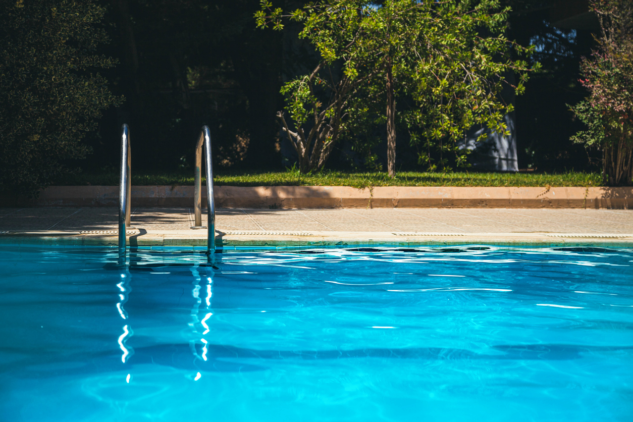 Piscine chauffée grâce à une pompe à chaleur au printemps 