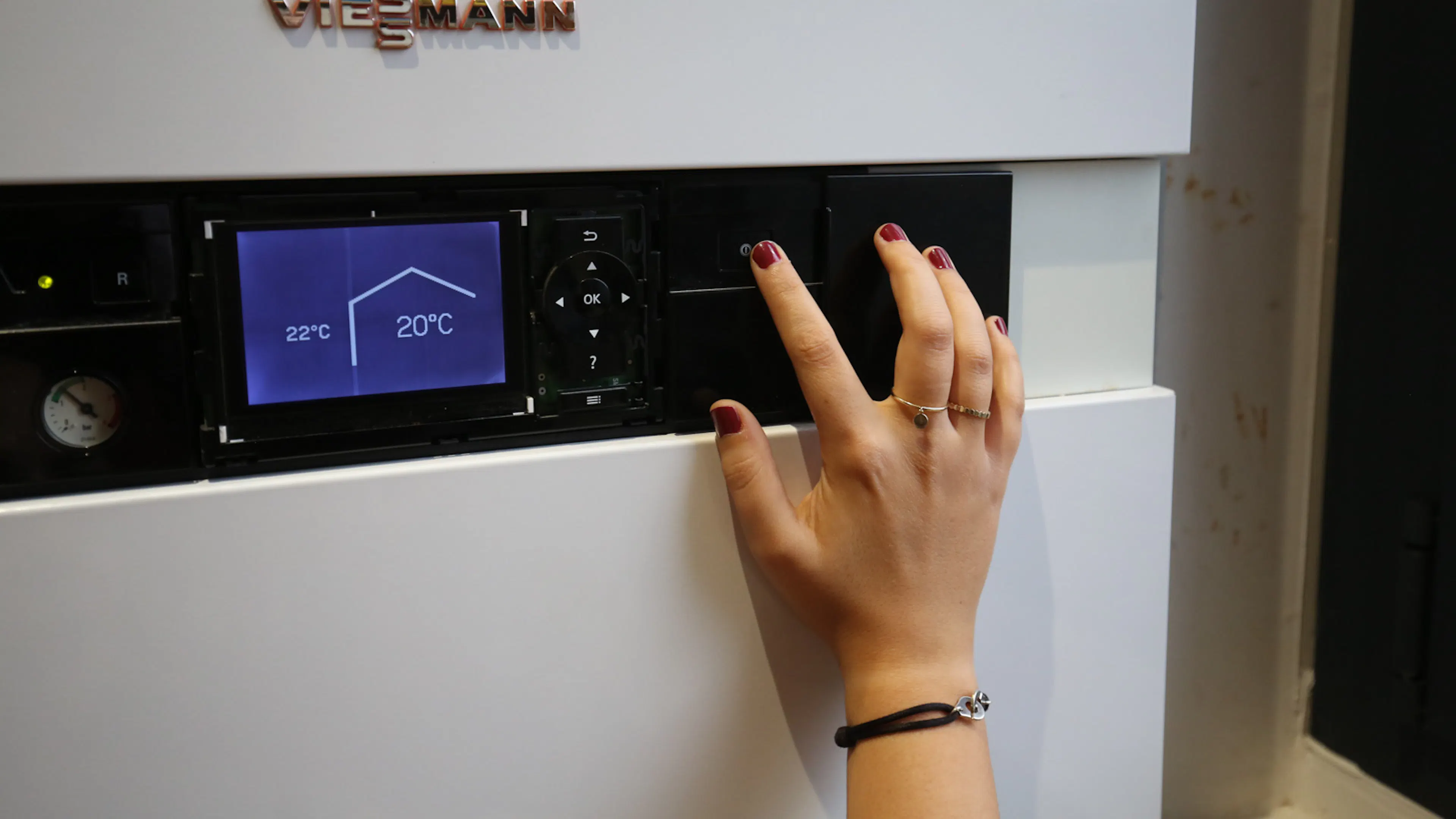 Panneau de contrôle digital d'une pompe à chaleur affichant la sélection du mode veille et du mode été