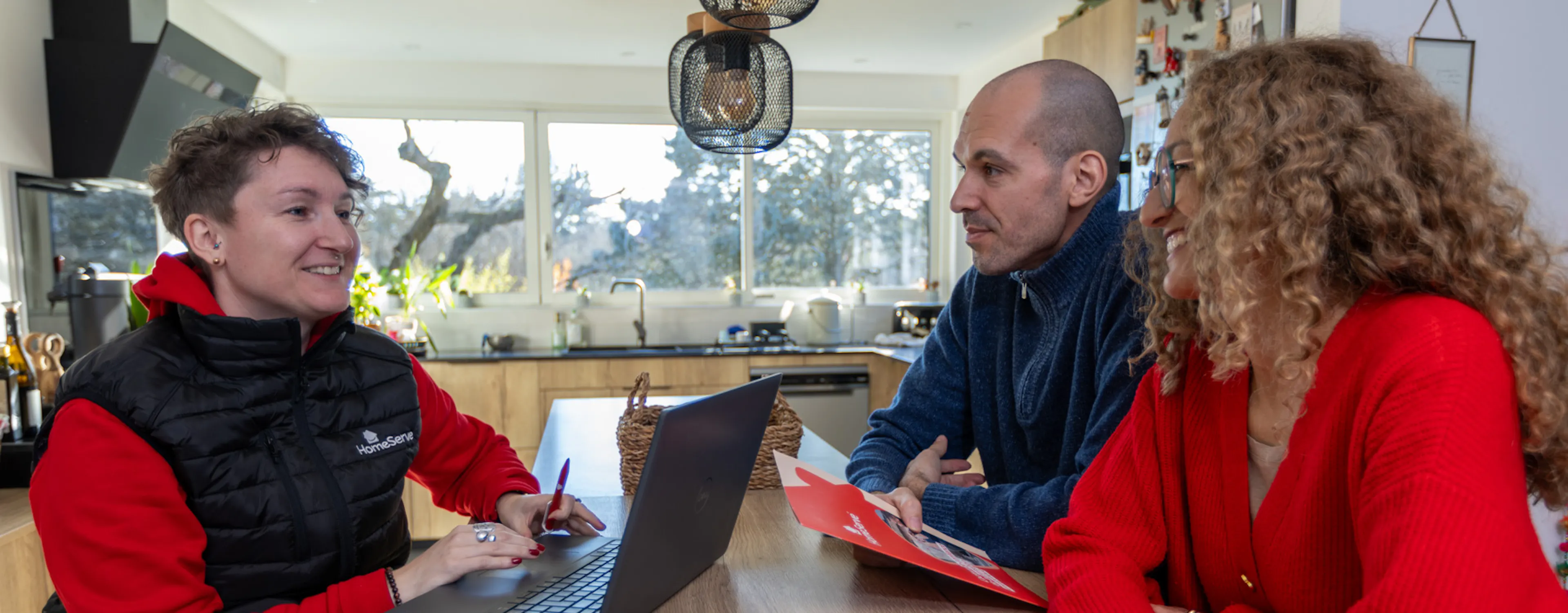 Conseillère technique rénovation HomeServe en rendez-vous avec deux clients