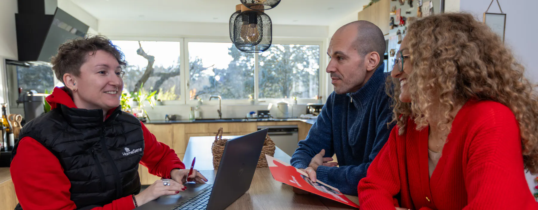Conseillère technique rénovation HomeServe en rendez-vous avec deux clients