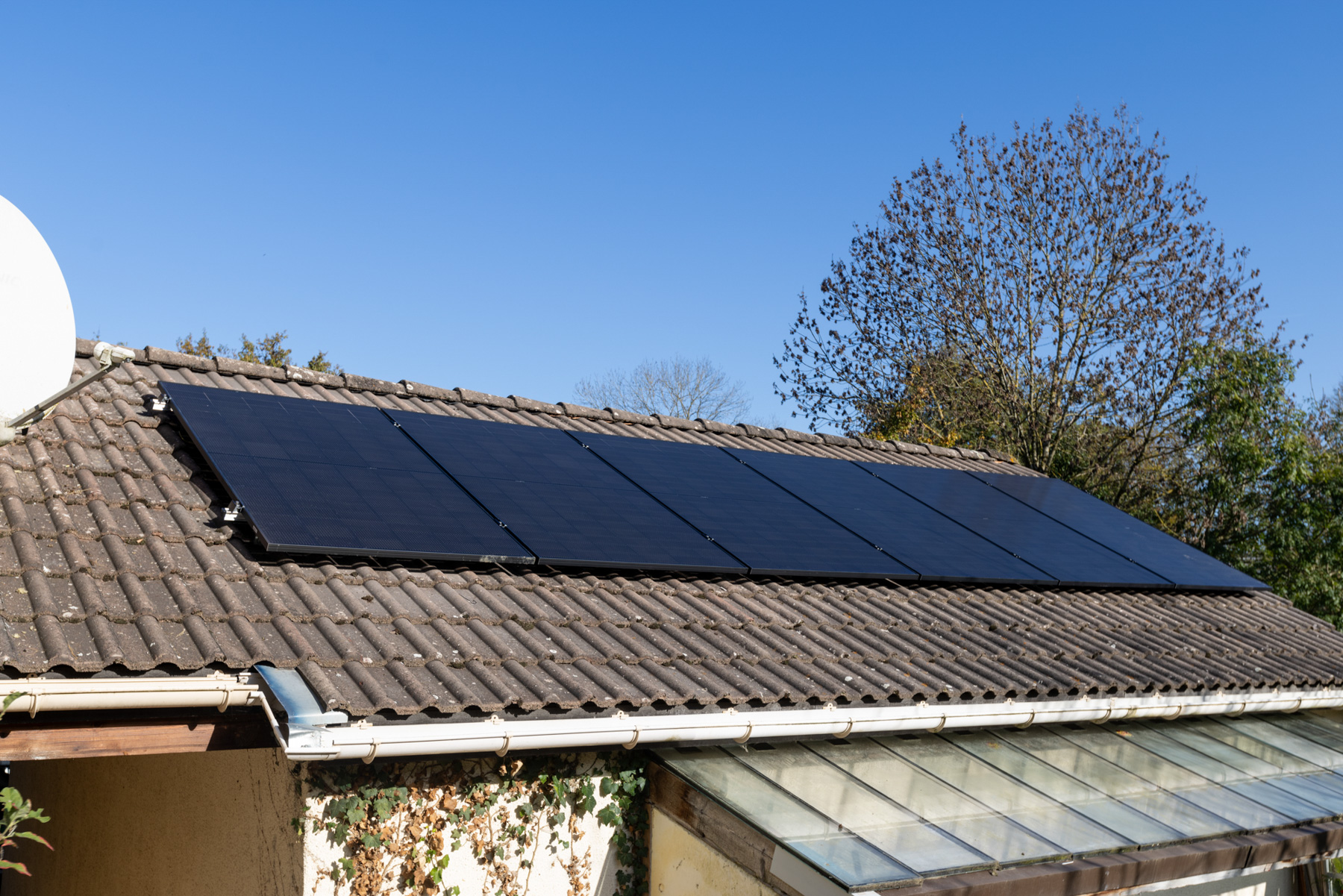Panneaux solaires photovoltaïques installés sur une maison par HomeServe