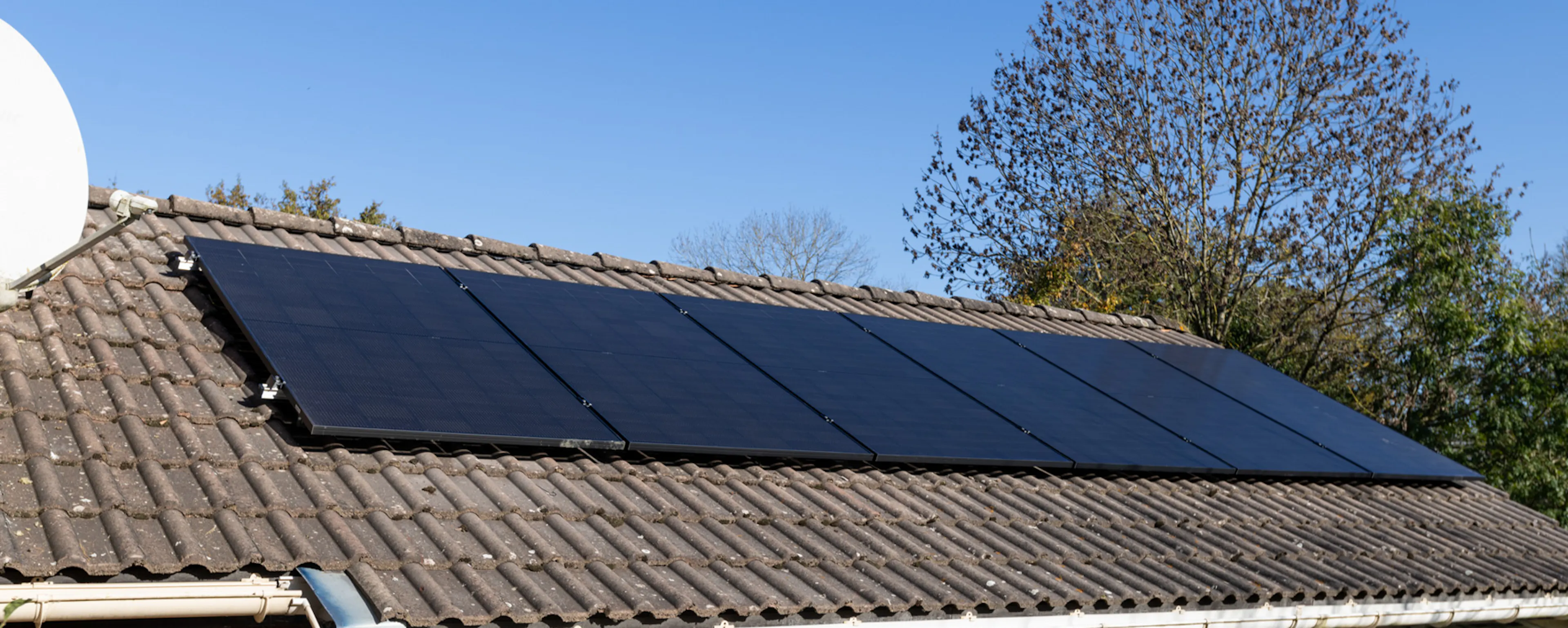 Panneaux solaires photovoltaïques installés sur une maison par HomeServe