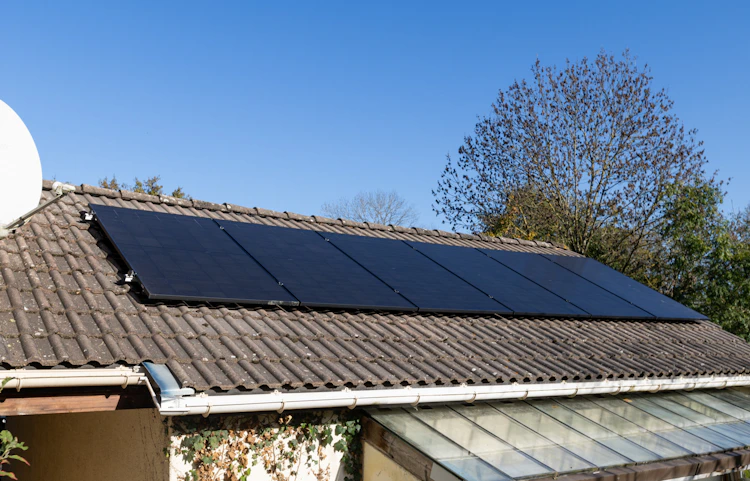 Panneaux solaires photovoltaïques installés sur une maison par HomeServe
