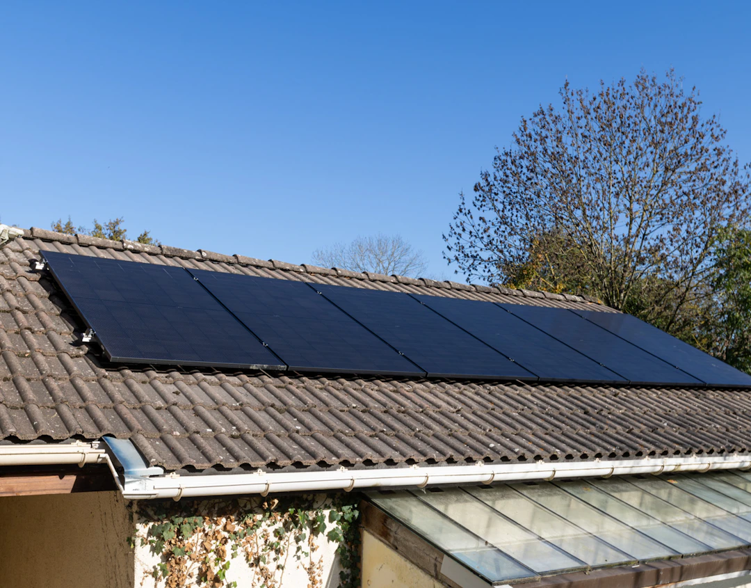 Panneaux solaires photovoltaïques installés sur une maison par HomeServe