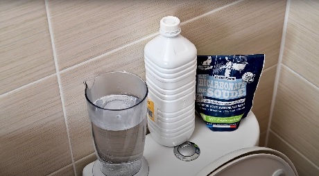 Produits ménagers pour déboucher les canalisations posés dans une salle de bain