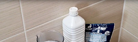 Produits ménagers pour déboucher les canalisations posés dans une salle de bain