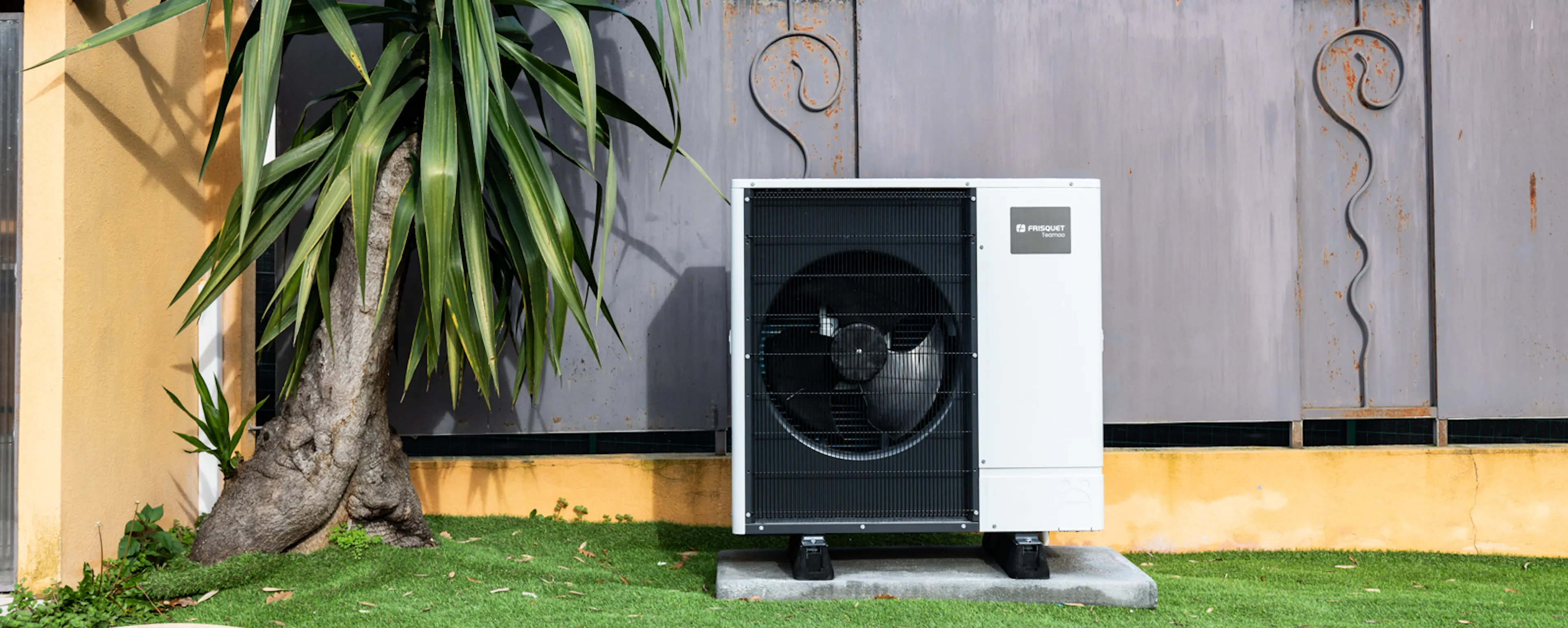 Unité extérieure de pompe à chaleur installée dans le jardin d'une maison individuelle par une entreprise HomeServe dans les Alpes-Maritimes