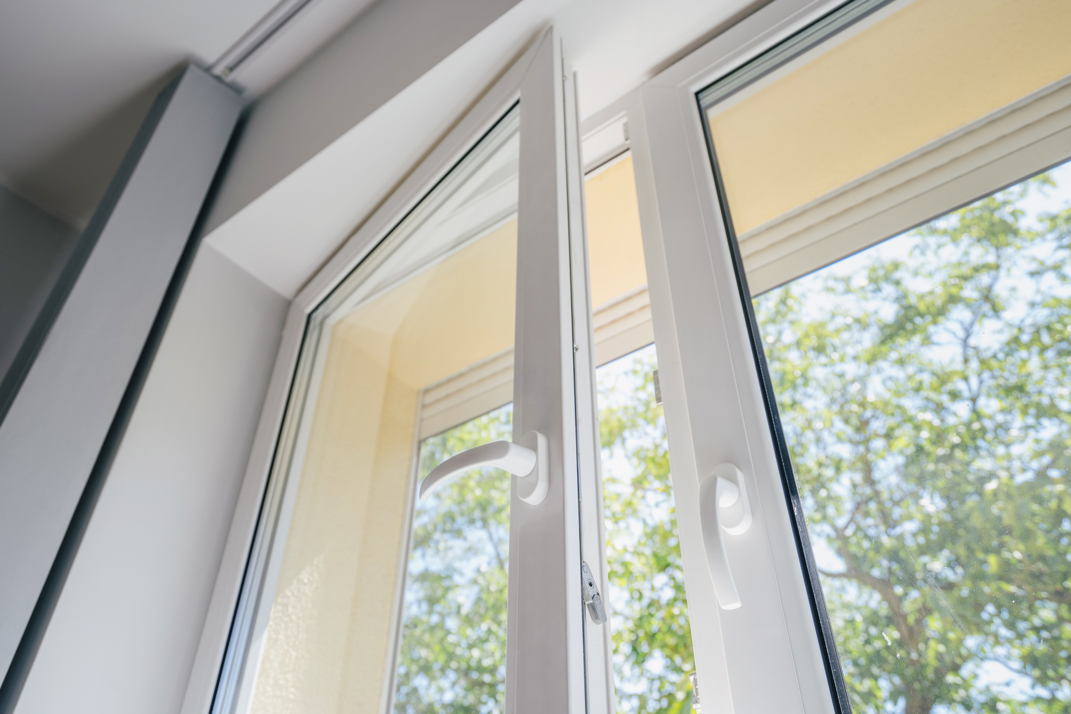 Fenêtre PVC, bois ou aluminium : fenêtre PVC entrouverte, moderne et discrète