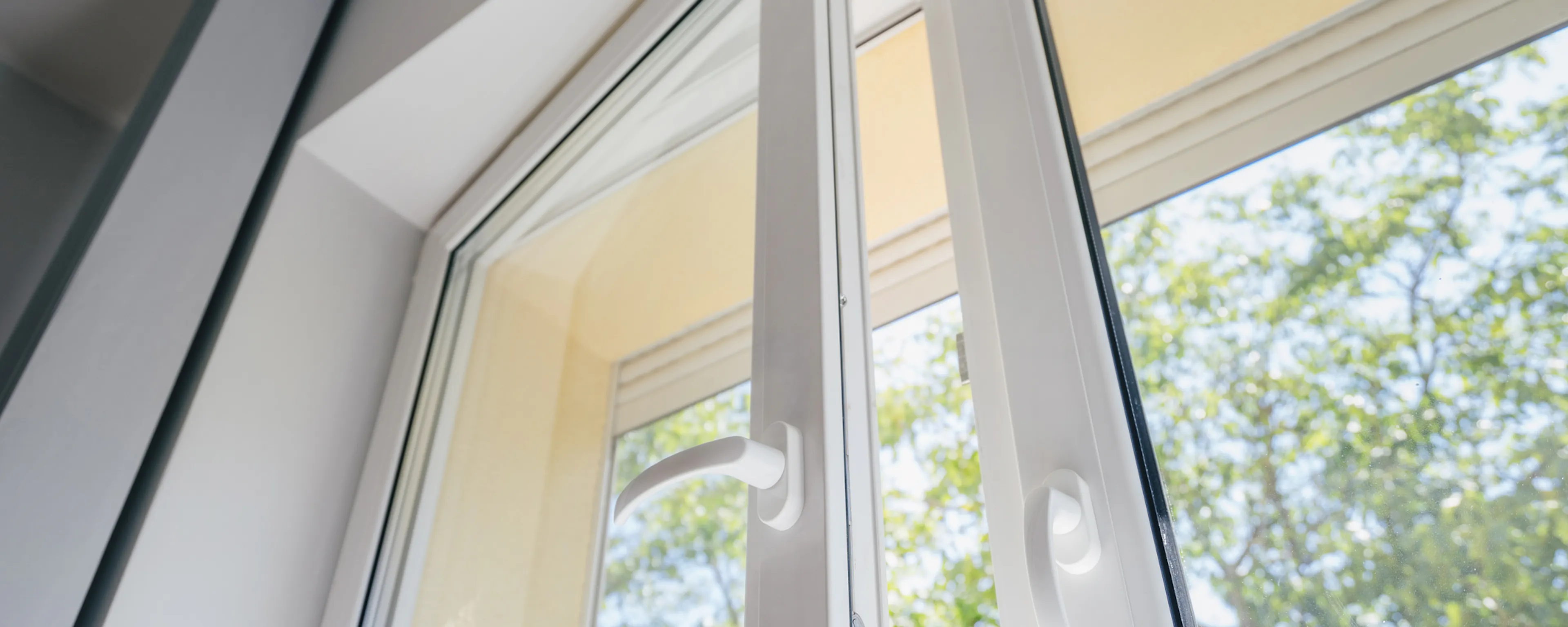 Fenêtre PVC, bois ou aluminium : fenêtre PVC entrouverte, moderne et discrète