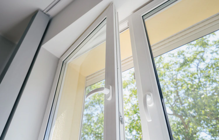 Fenêtre PVC, bois ou aluminium : fenêtre PVC entrouverte, moderne et discrète