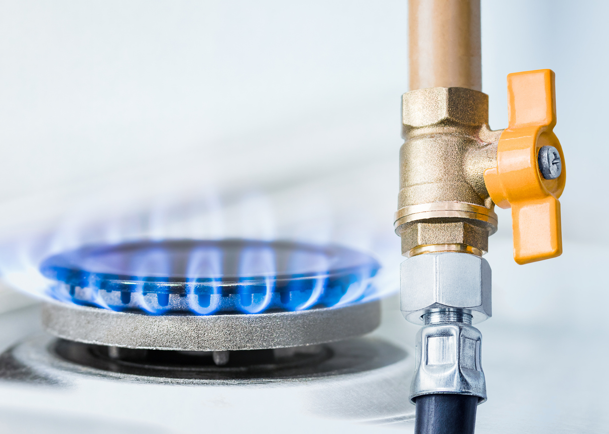 Brûleur de gazinière allumé avec vanne et tuyau de raccordement gaz