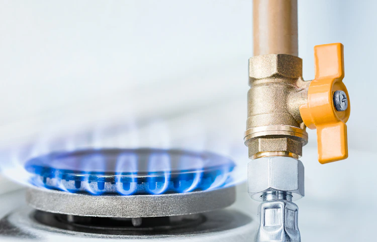 Brûleur de gazinière allumé avec vanne et tuyau de raccordement gaz