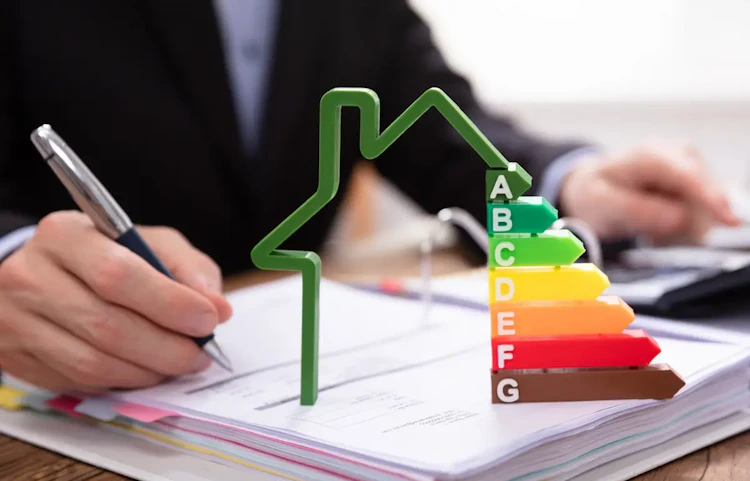 Maquette de maison avec étiquettes de diagnostic énergétique A à G