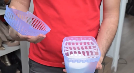 Homme tenant deux paniers en plastique colorés dans les mains