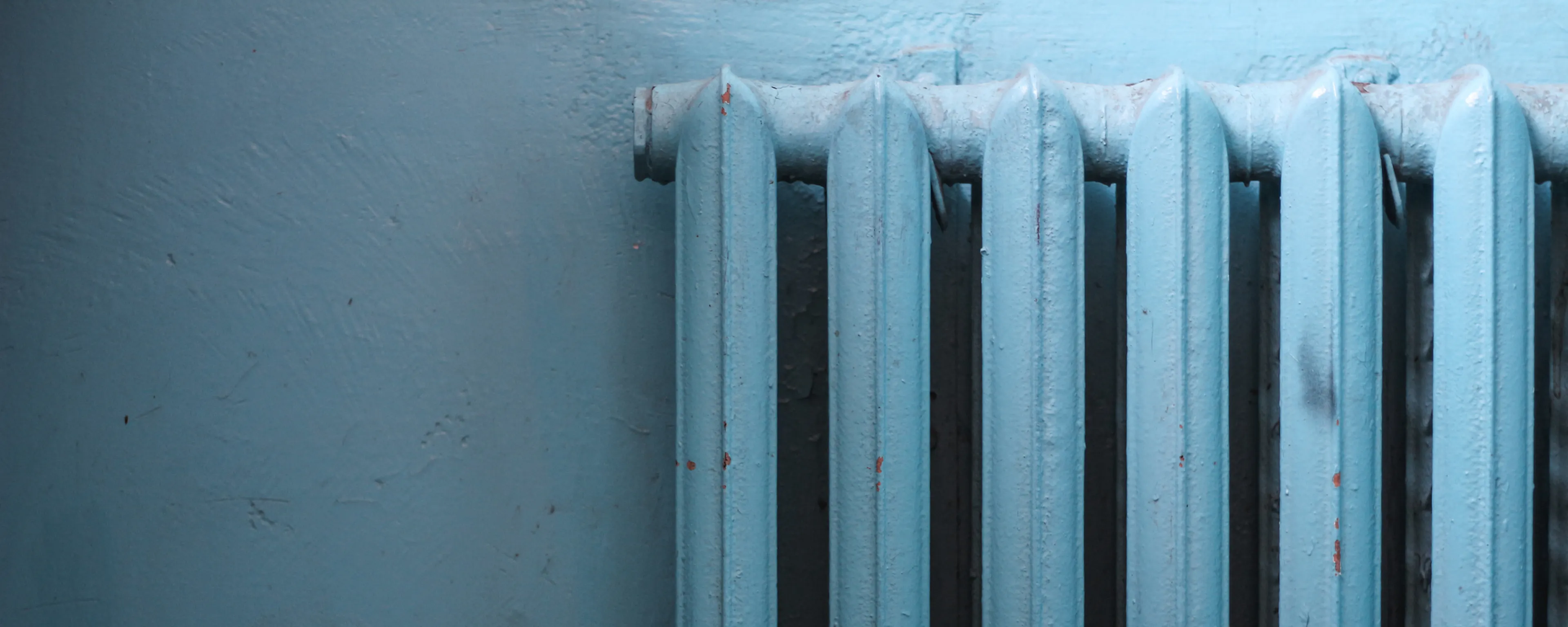 Radiateur en fonte à repeindre avec une peinture haute température dans un intérieur soigné