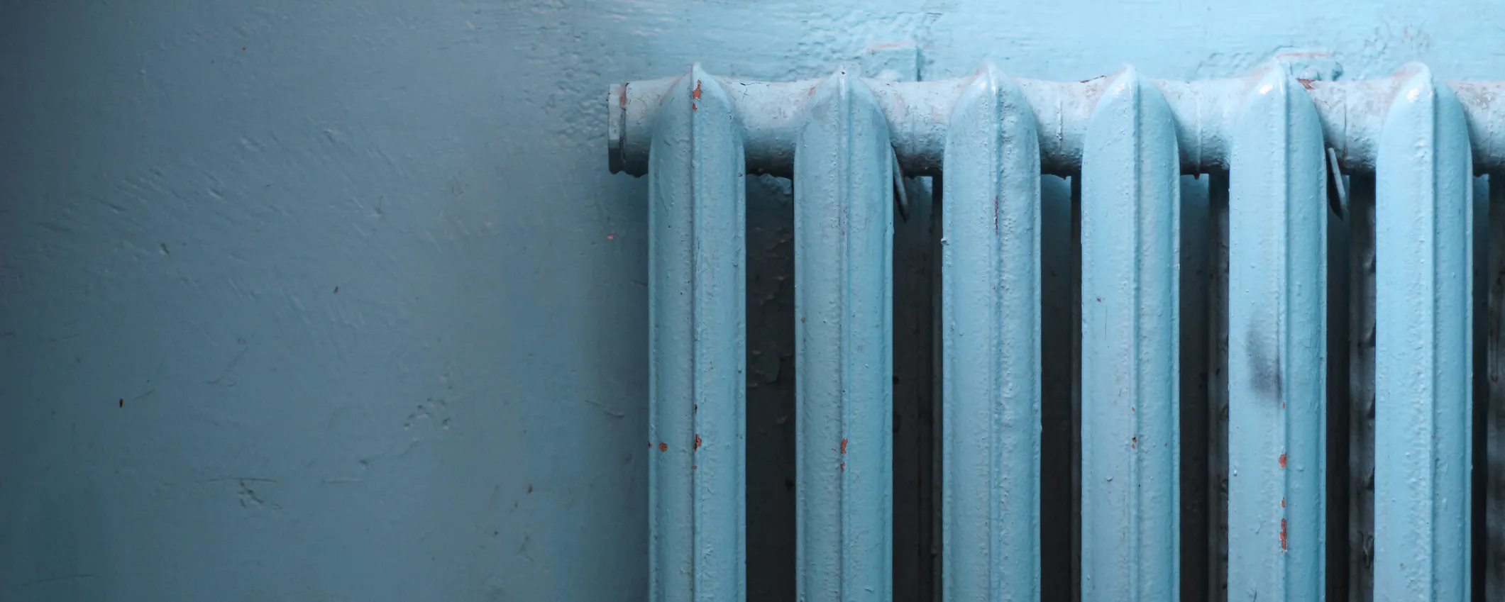 Radiateur en fonte à repeindre avec une peinture haute température dans un intérieur soigné
