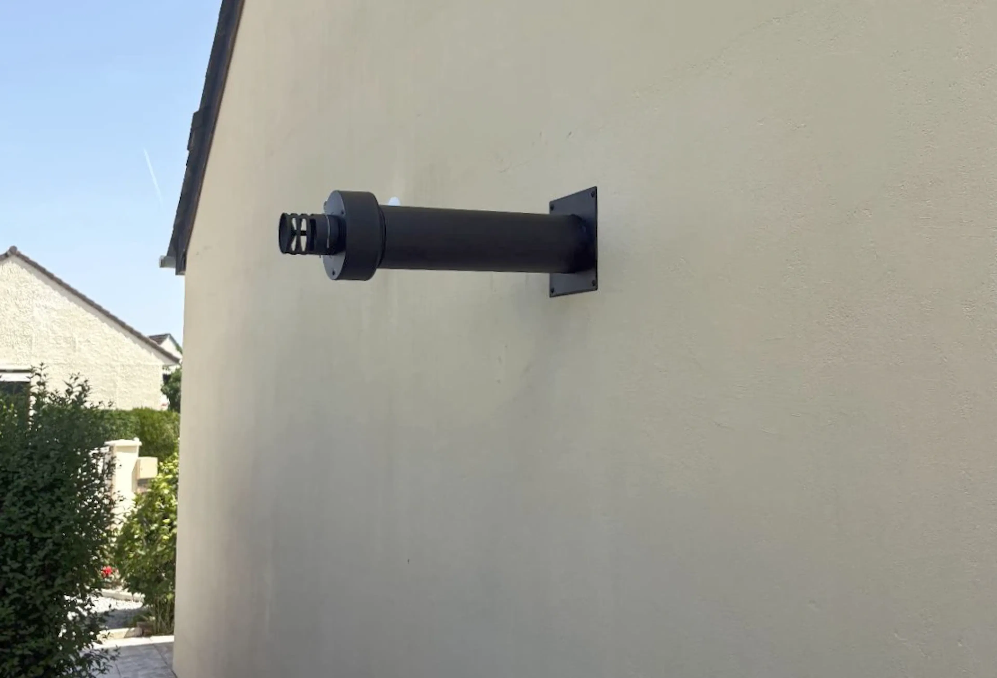 Exemple de sortie de conduit de fumée d'un poêle étanche en façade