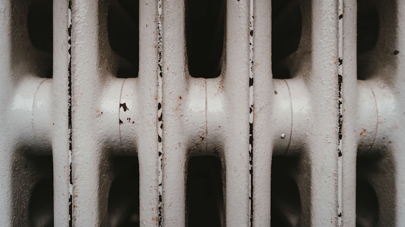 Radiateur ancien en fonte chaud en haut et froid en bas bouché par de la boue