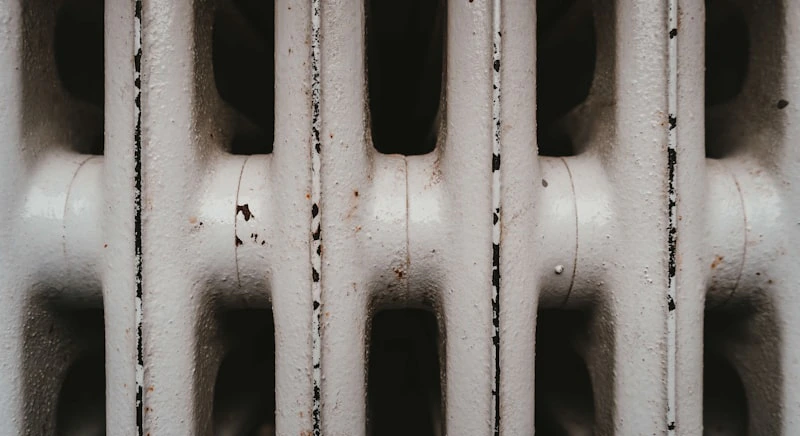 Radiateur ancien en fonte chaud en haut et froid en bas bouché par de la boue