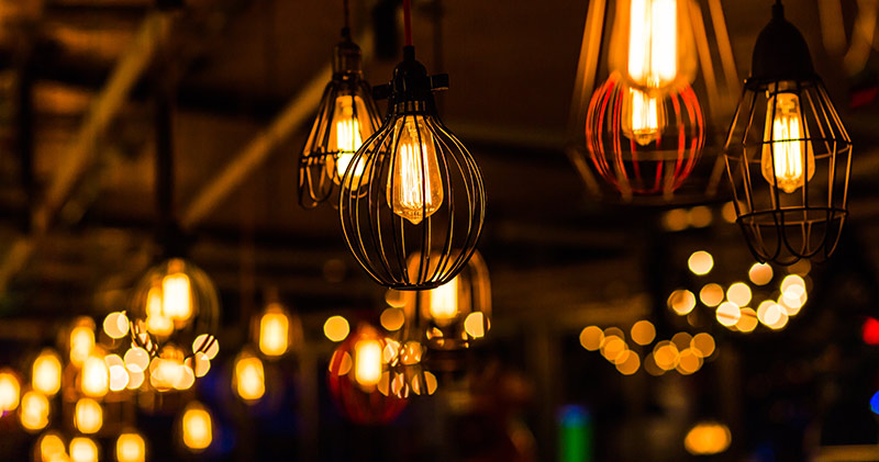 Suspensions lumineuses décoratives avec ampoules à filament éclairant chaleureusement dans l'obscurité