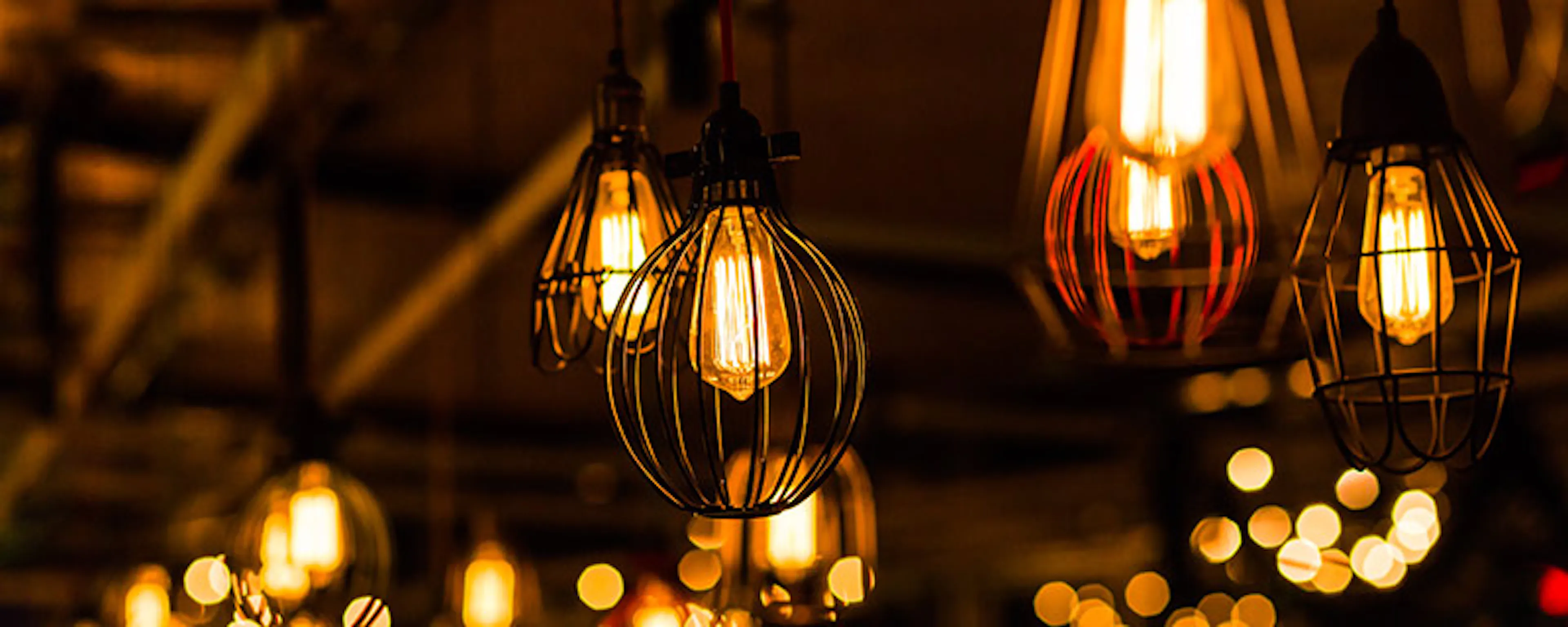 Suspensions lumineuses décoratives avec ampoules à filament éclairant chaleureusement dans l'obscurité