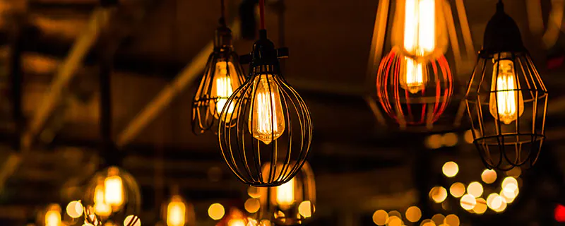 Suspensions lumineuses décoratives avec ampoules à filament éclairant chaleureusement dans l'obscurité