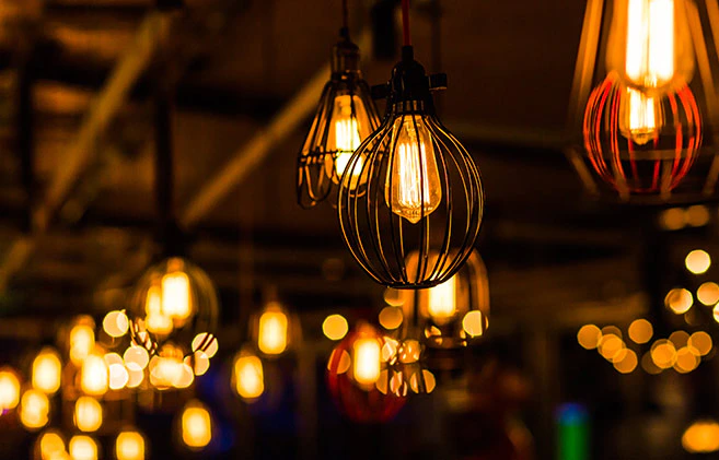 Suspensions lumineuses décoratives avec ampoules à filament éclairant chaleureusement dans l'obscurité