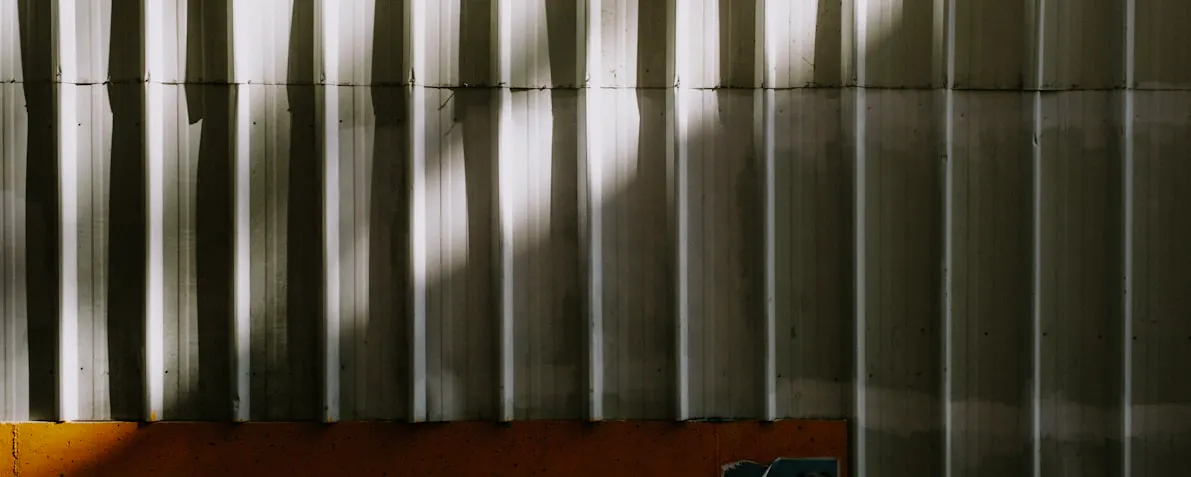 Gros plan sur un radiateur en fonte avec robinet thermostatique
