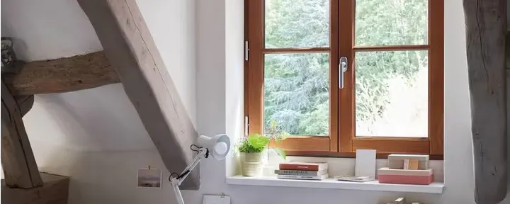 Fenêtre bois choisie pour la rénovation d'une maison ancienne, au lieu du PVC ou de l'aluminium