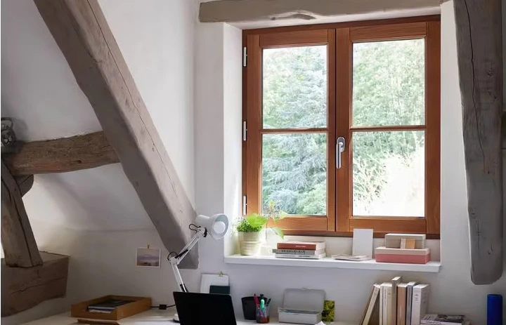 Fenêtre bois choisie pour la rénovation d'une maison ancienne, au lieu du PVC ou de l'aluminium