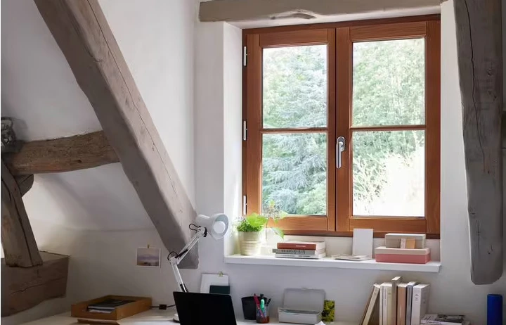 Fenêtre bois choisie pour la rénovation d'une maison ancienne, au lieu du PVC ou de l'aluminium