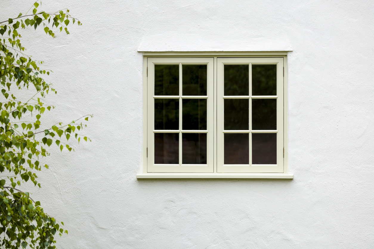 Maison individuelle rénovée avec de nouvelles fenêtres double vitrage performantes