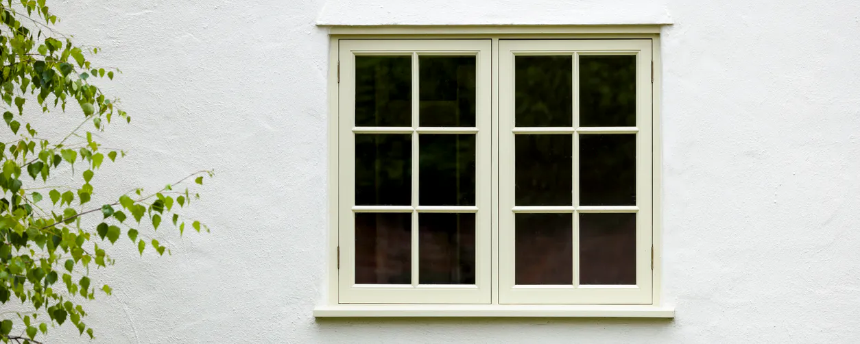Maison individuelle rénovée avec de nouvelles fenêtres double vitrage performantes