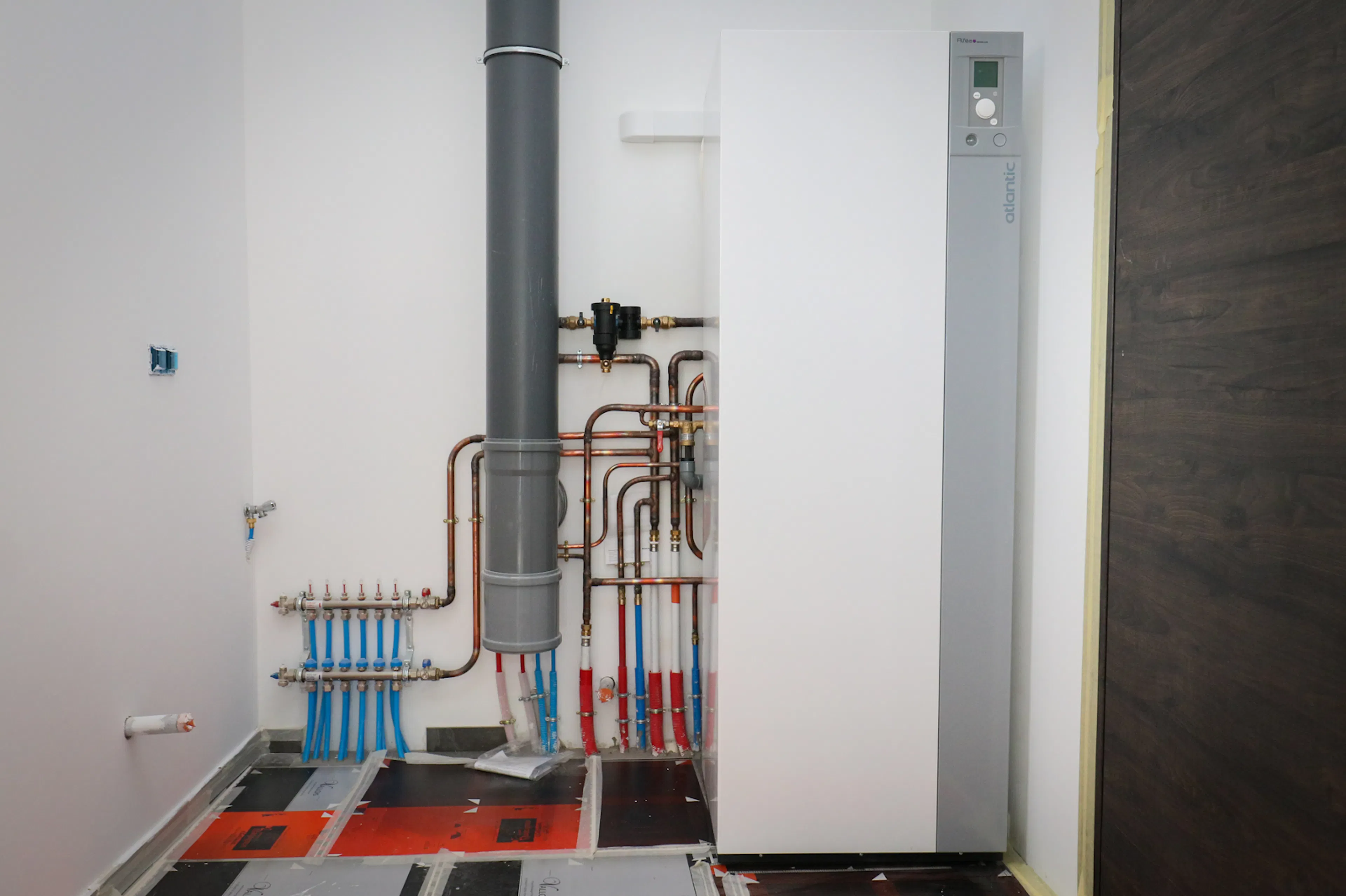 Unité intérieure de pompe à chaleur air-eau bibloc Atlantic Alfea avec ballon d'eau chaude installée par un professionnel HomeServe dans la Loire, éligible à la TVA à taux réduit